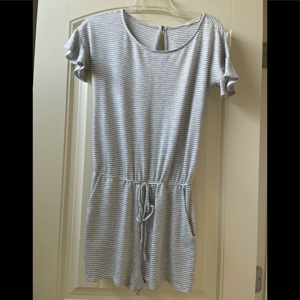EUC grey and white shorts romper with pockets!